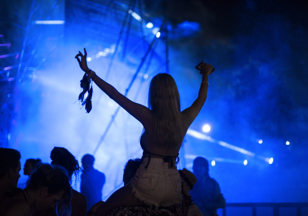 Mensen die genieten van een live concert op een muziekfestival voor Event Trends 2026.